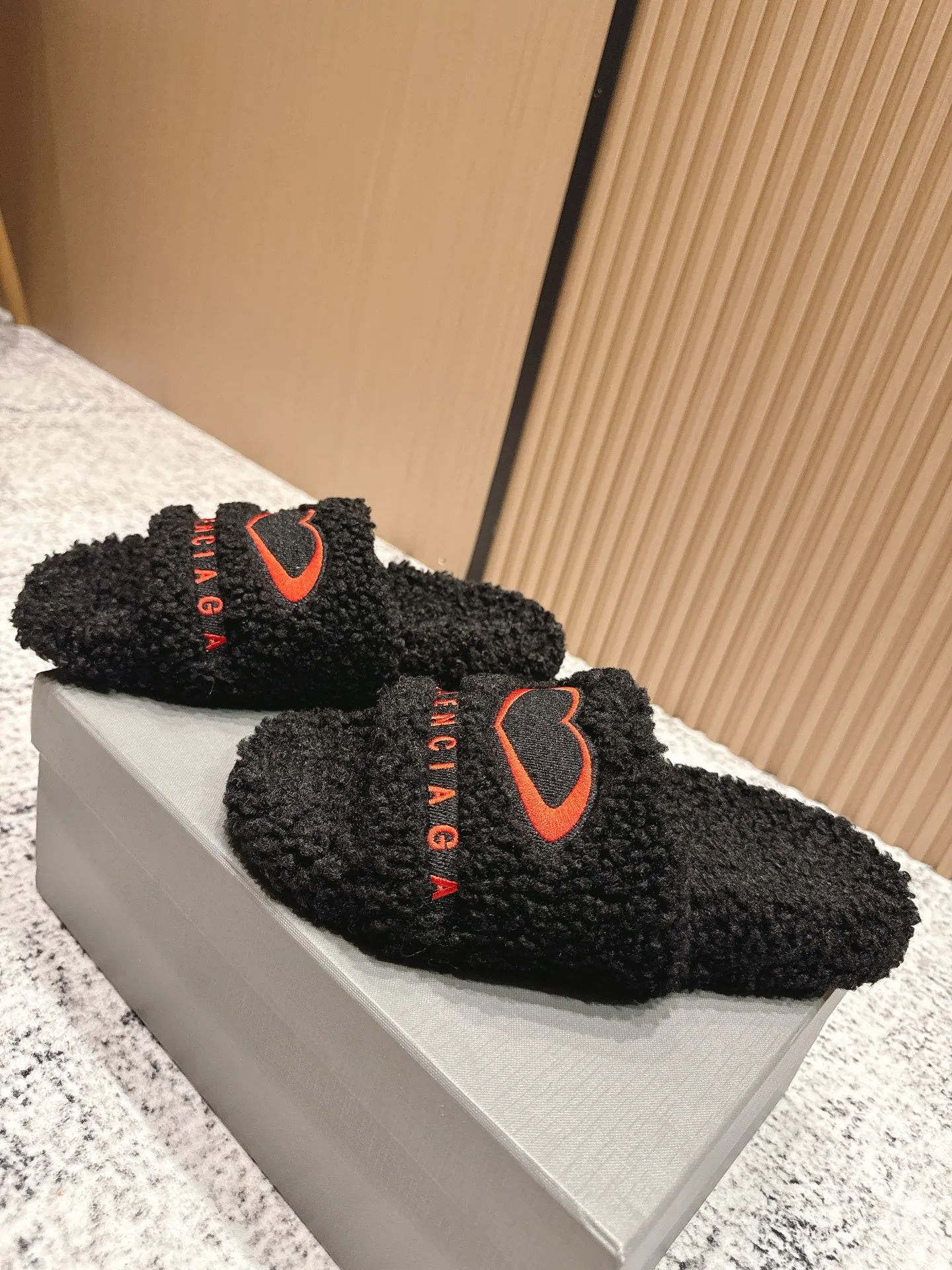 Factory direct sales p380🐘🐘Women's shoes, women's clothing, top version BALENCIAGA ~ Balenciaga fur slippers with new Balenciaga political Campaign logo embroidery! A favorite among European and American celebrities, celebrities, and internet celebrities, the upper is exquisite, hand-sewn and threaded, fluffy and soft against the skin.  This can be worn all year round! Wear it with socks in spring, autumn and winter, or wear it alone in summer. It looks good and is comfortable. The upper is wide, showing your feet and calves, and stepping into it is like bare feet on a carpet. It really matches, wears, and looks so good. When you put it on, it looks casual and simple fashion. It has a high-end feel and is invincible when you go out on the street! Size: 35-40